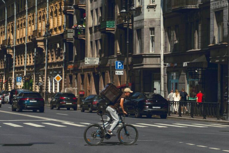 rider in bicicletta attraversa una strada in città