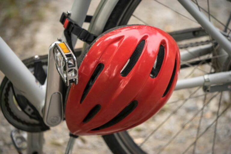 casco rosso appeso ad una bicicletta