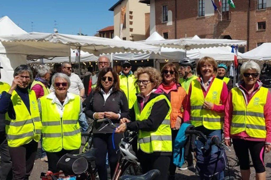 fiab abbiateinbici iniziativa in centro con mercatino