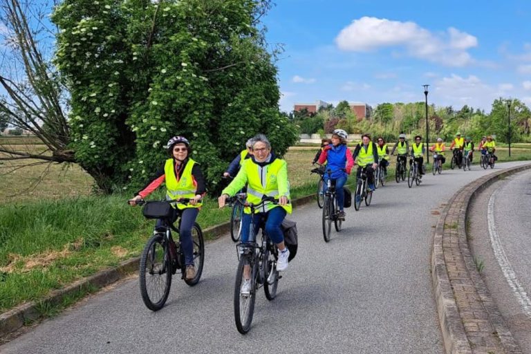 donne in bici su ciclabile