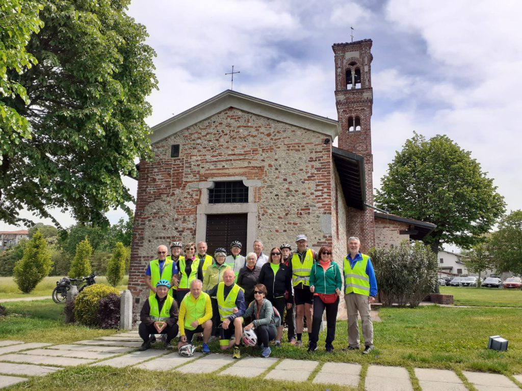 foto di gruppo davanti ad una piccola chiesa