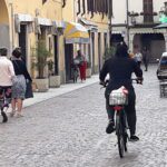 via del centro con bici e pedoni