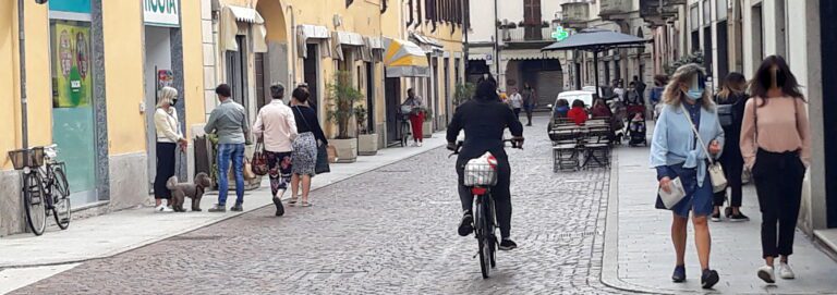 via del centro con bici e pedoni