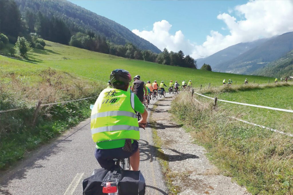 Gita in bici in valle ai piedi di montagne