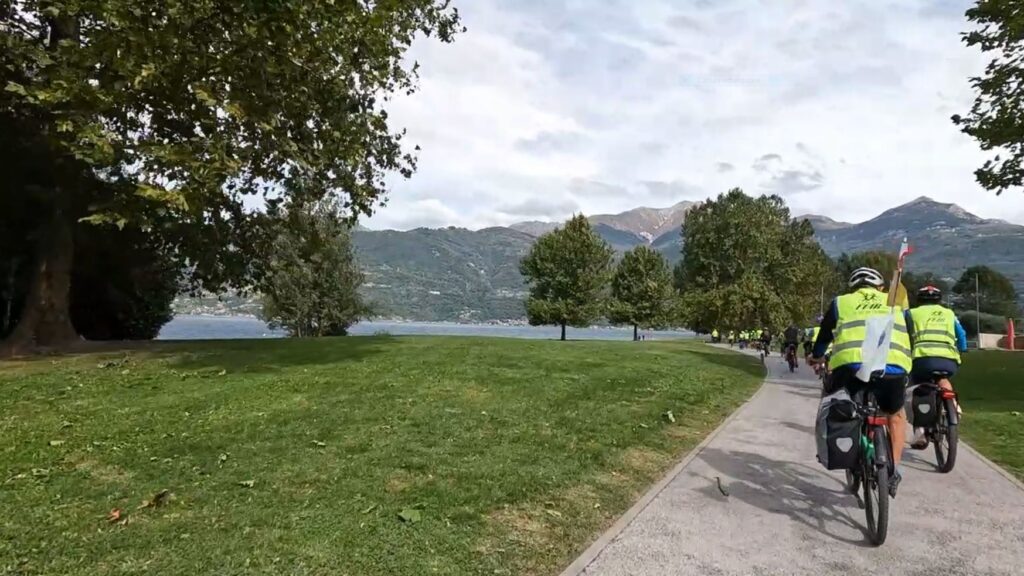 gita in bici su ciclabile con montagne e lago sullo sfondo