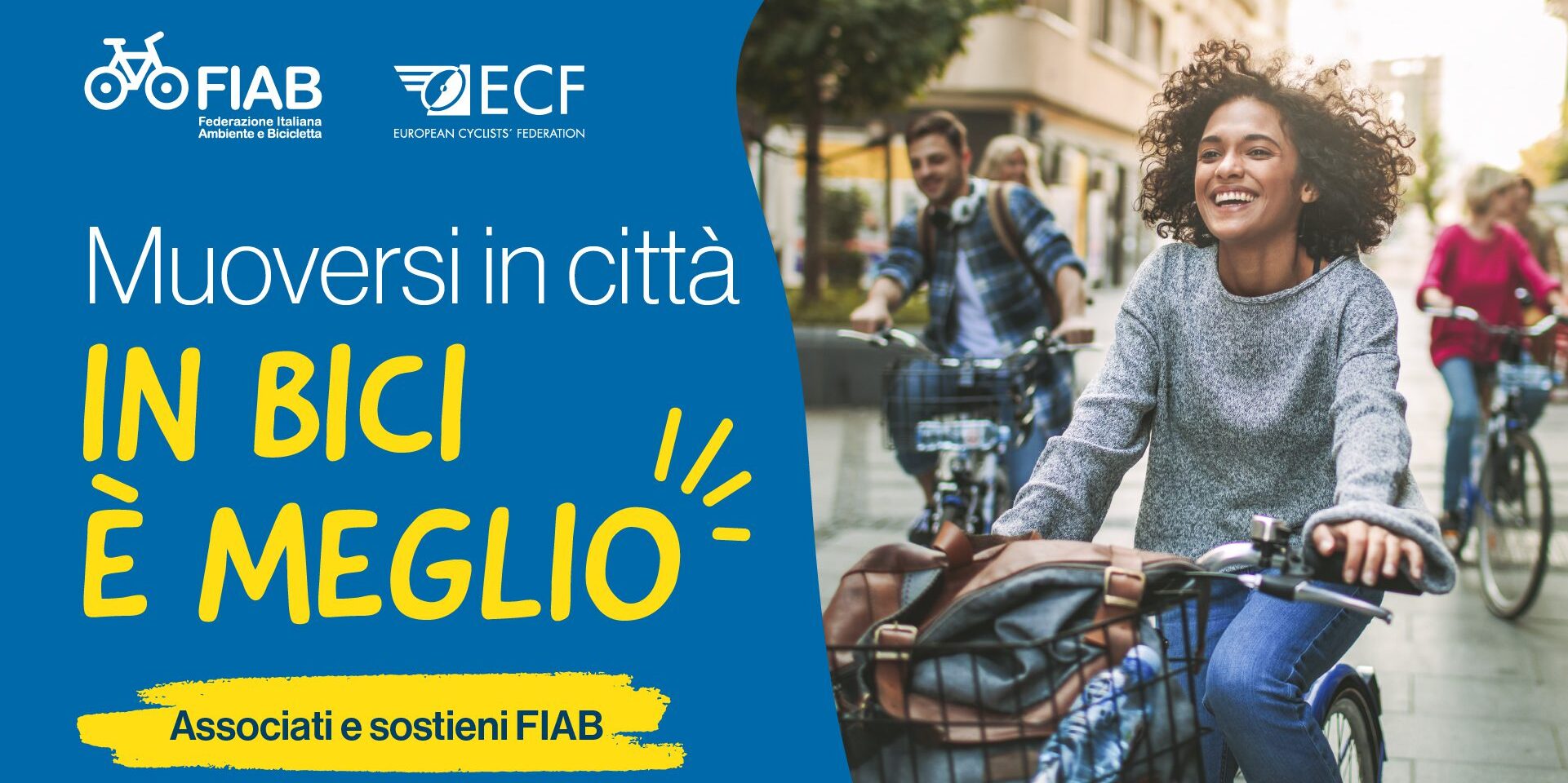 ciclisti felici con bici da passeggio in città