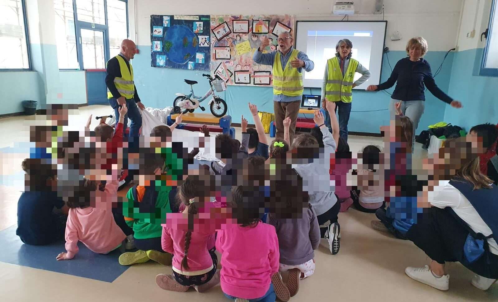 bambini a scuola seguono lezione sulla sicurezza in bicicletta