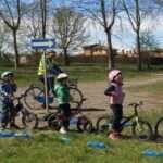 bambini in bici imparano a pedalare in sicurezza