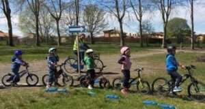 bambini in bici imparano a pedalare in sicurezza